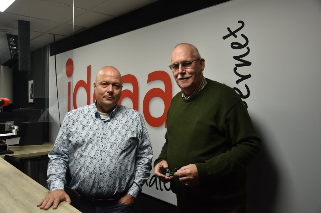 Peter Berendsen van Regio8 en Lammert Blikman van Radio Ideaal na de ondertekening bij de omroep in Zelhem. Foto: Jeffrey van Londen
