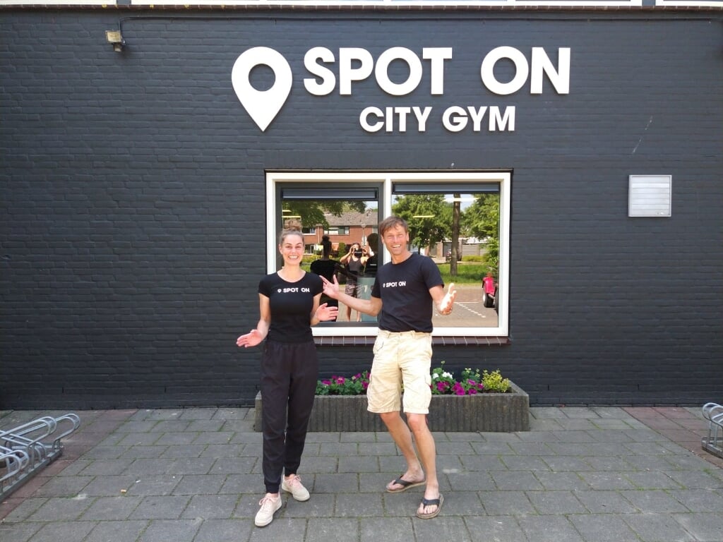 Jeroen Hendrikse en yogadocente Sarah Goudsblom. Foto: pr