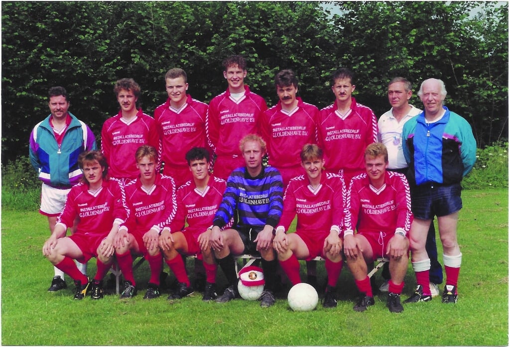 Het kampioenselftal van Sociï uit het seizoen 1992-1993 met in ht midden zittend doelman en mede samensteller van het jubileumboek Jan Garrtisen. Foto: PR. 