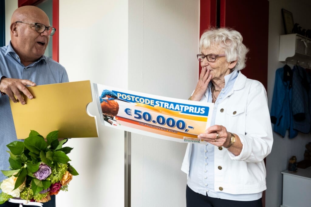 Anneke wordt door Postcode Loterij-ambassadeur Gaston Starreveld verrast met 50.000 euro. Foto: Jurgen Jacob Lodder