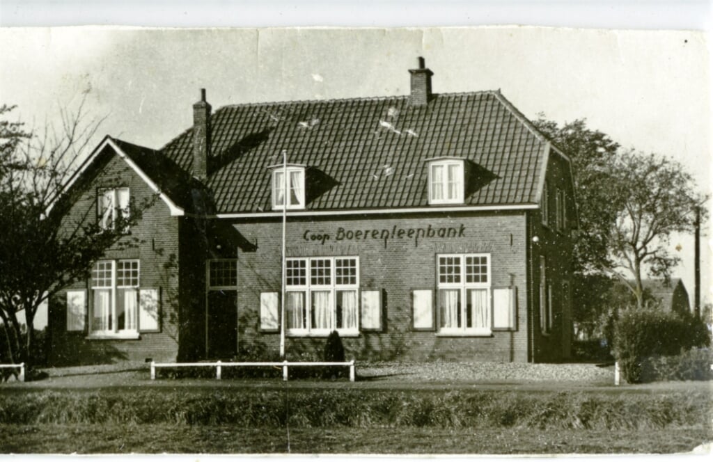 Het ouderlijk huis in de jaren vijftig van de vorige eeuw van Astrid Schutte aan de Zutphen Emmerikseweg waar haar vader directeur was van de Boerenleenbank. Foto: Familie Schutte