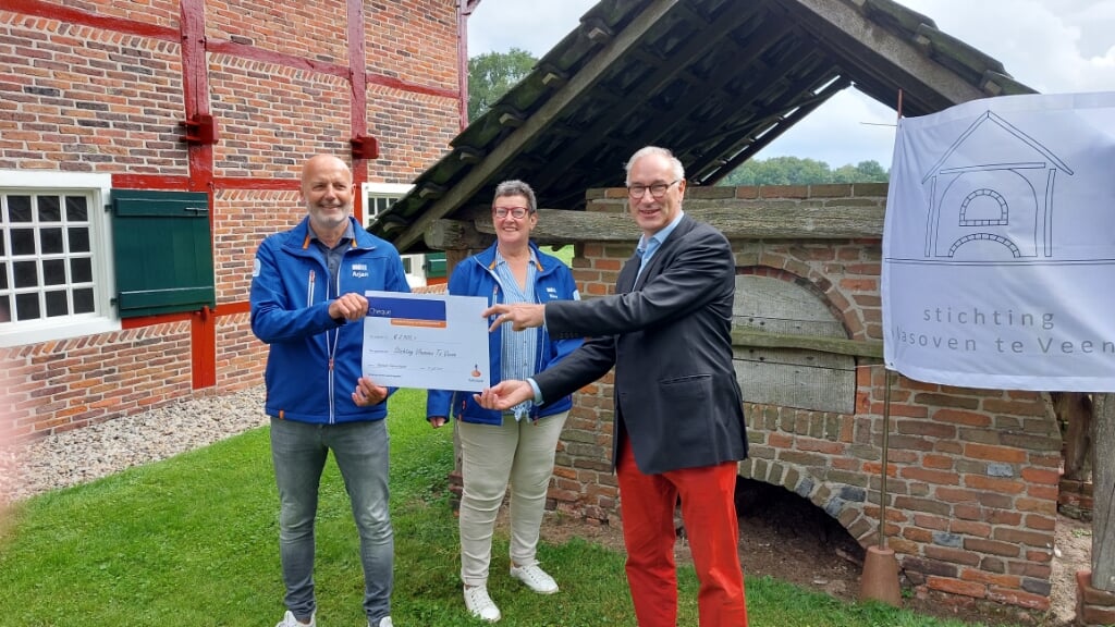 Voorzitter Claudius van ’t Westende Meeder (rechts) ontvangt van Arjan van der Ent en Rina te Winkel een Rabobank cheque van 2.500 euro. Foto: Han van de Laar