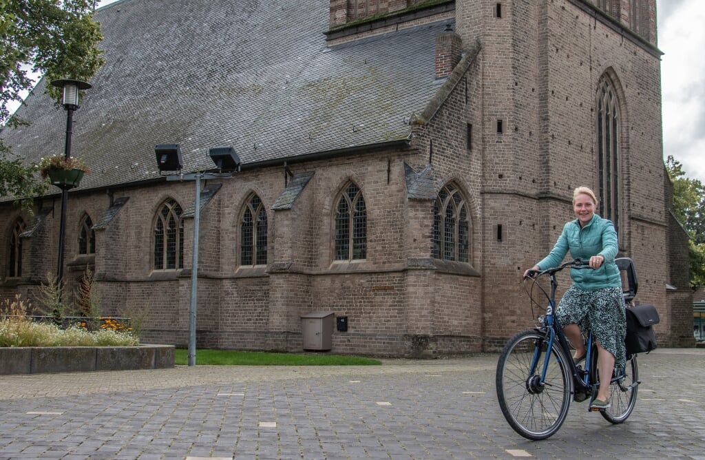 Ds. Rineke van den Berg gaat met de fiets naar de mensen toe. Foto: Liesbeth Spaansen