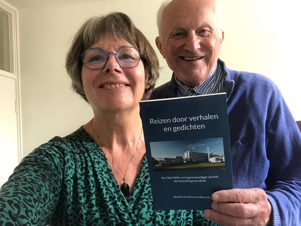 Hendrik en Marianne Weenink met hun nieuwste boek ‘Reizen door verhalen en gedichten’. Foto: PR 