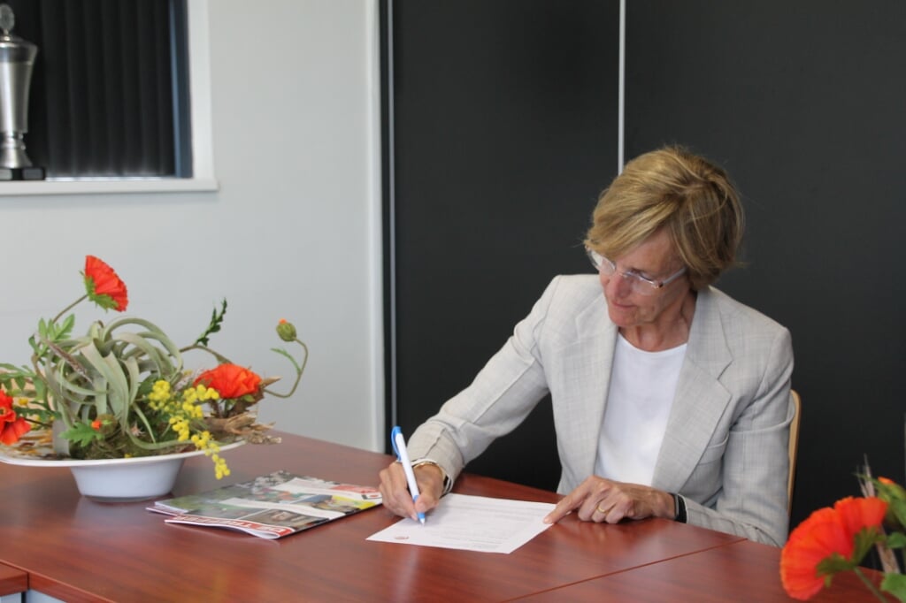 Annette Bronsvoort ondertekent haar lidmaatschap bij de KBO. Foto: Annekée Cuppers
