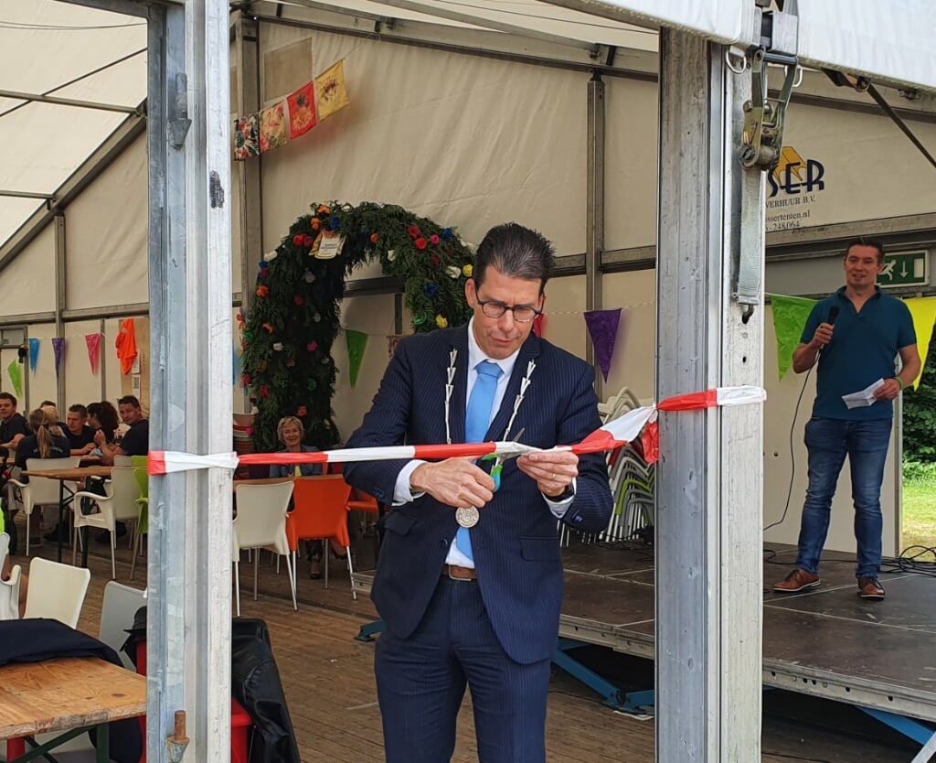 Burgemeester Van Oostrum opent de Voor-Beltrumse Kermis. Foto: Rob Weeber
