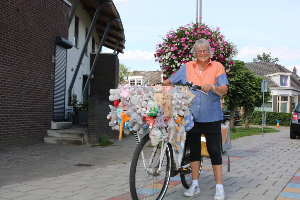 Annemarieke met haar versierde fietsmand. Foto: Arjen Dieperink