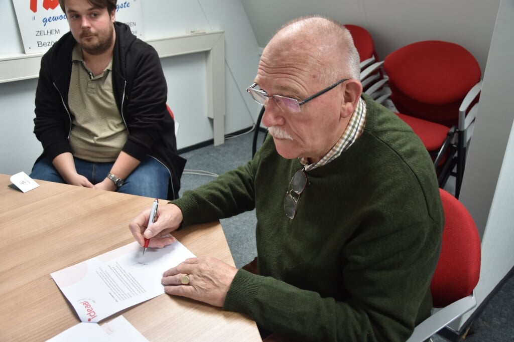 Lammert Blikman van Radio Ideaal ondertekent voor de samenwerking met Regio8. Foto: Jeffrey van Londen