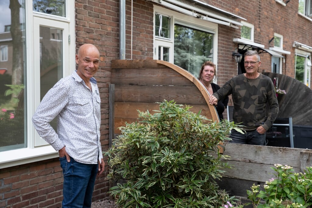 Zutphen - Perspectief Zutphen, Sociaal makelaar Clemens Menting(links) met buren Marjan en Chris Collette bij de HOP woning.