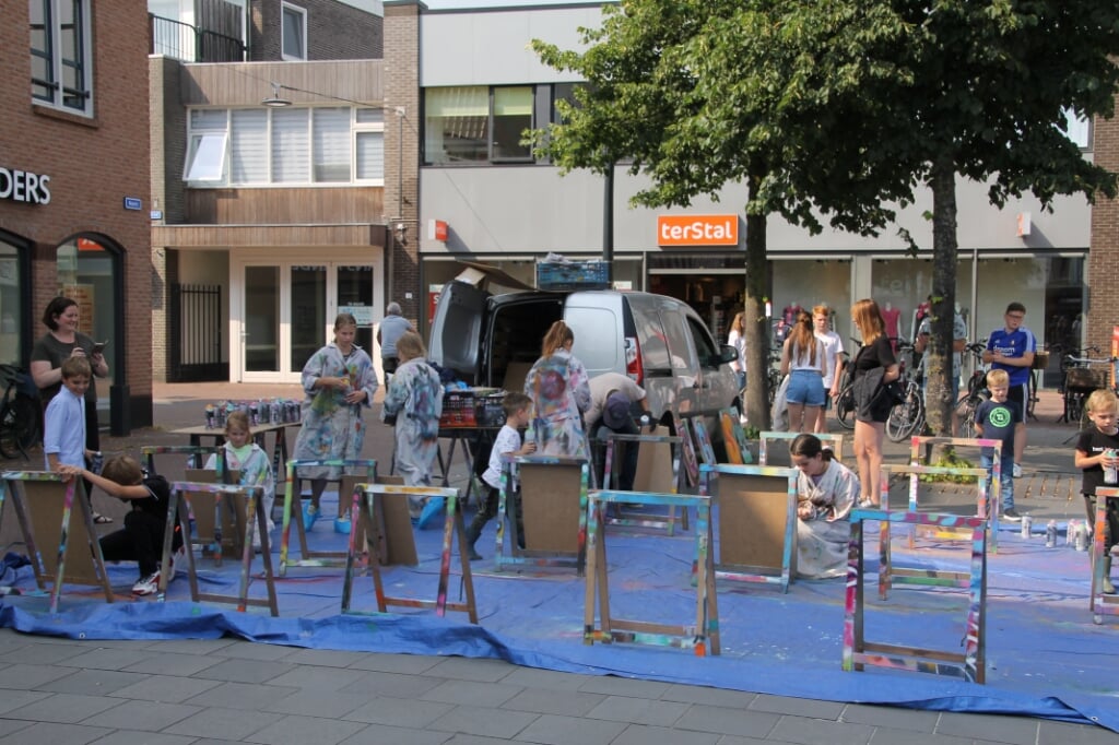 Kinderen konden zich op de Markt uitleven tijdens de workshops van Jeleukstegraffiti.nl uit Oldenzaal. Foto: Annekée Cuppers