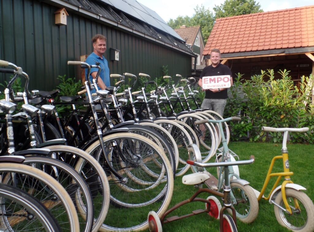 Raymond Lichtenberg (l) en Niek van Ark met hun verzameling oude Empo-fietsen. Foto: Jan Hendriksen