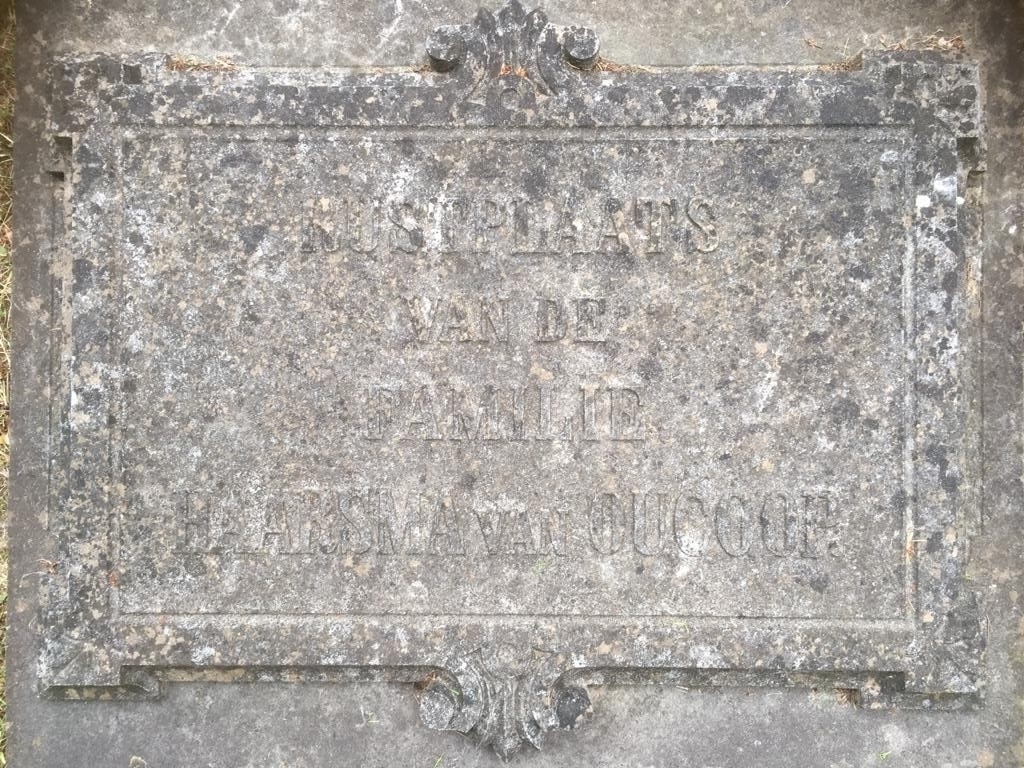 De grafsteen die maar nauwelijks te lezen is, maar waarop staat: 'Rustplaats van de familie Haarsma van Oucoop'. Foto: PR