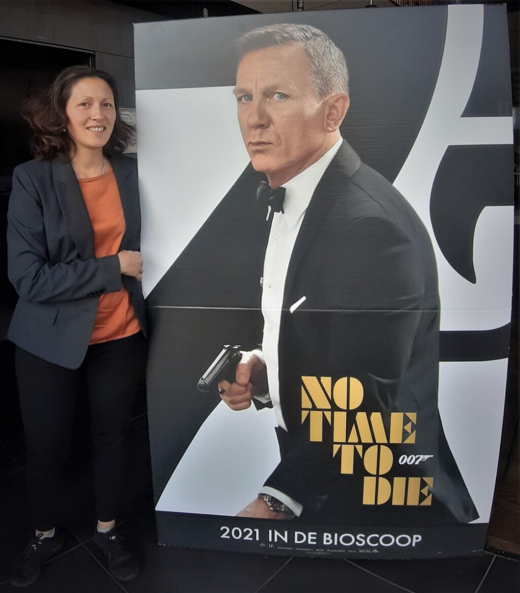 Cynthia Marras bij de poster van de James Bondfilm. Foto: Rudi Hofman
