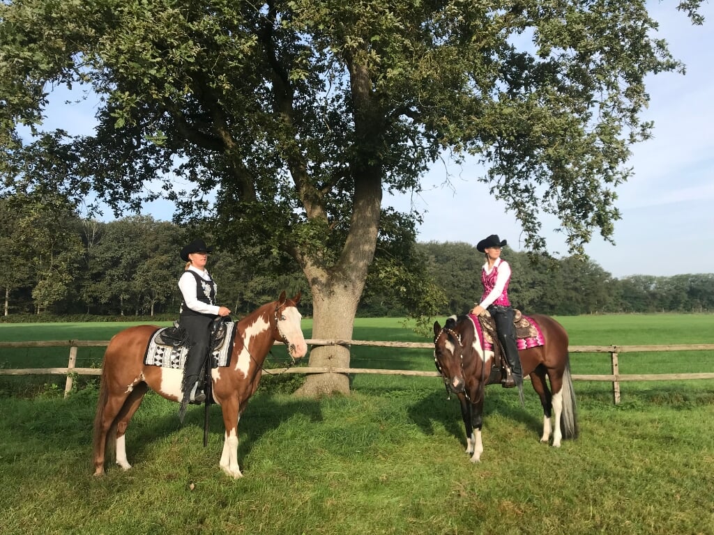 Monique (l) en Isabel Oskam met hun American Paint Horse; de paarden waarmee ze volgende week deelnemen aan de nationale kampioenschappen Western Riding. Foto: PR