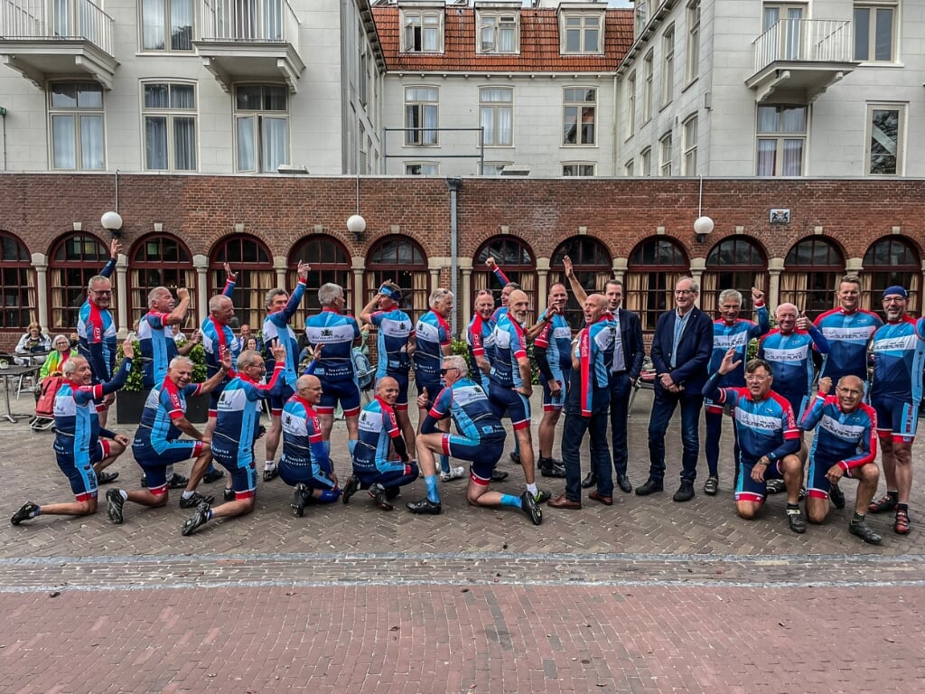 Wielrenners van Toerclub Steenderen gingen op de fiets naar Schiermonnikoog om hun kleding te presenteren aan hun sponsor. Foto: TC Steenderen 