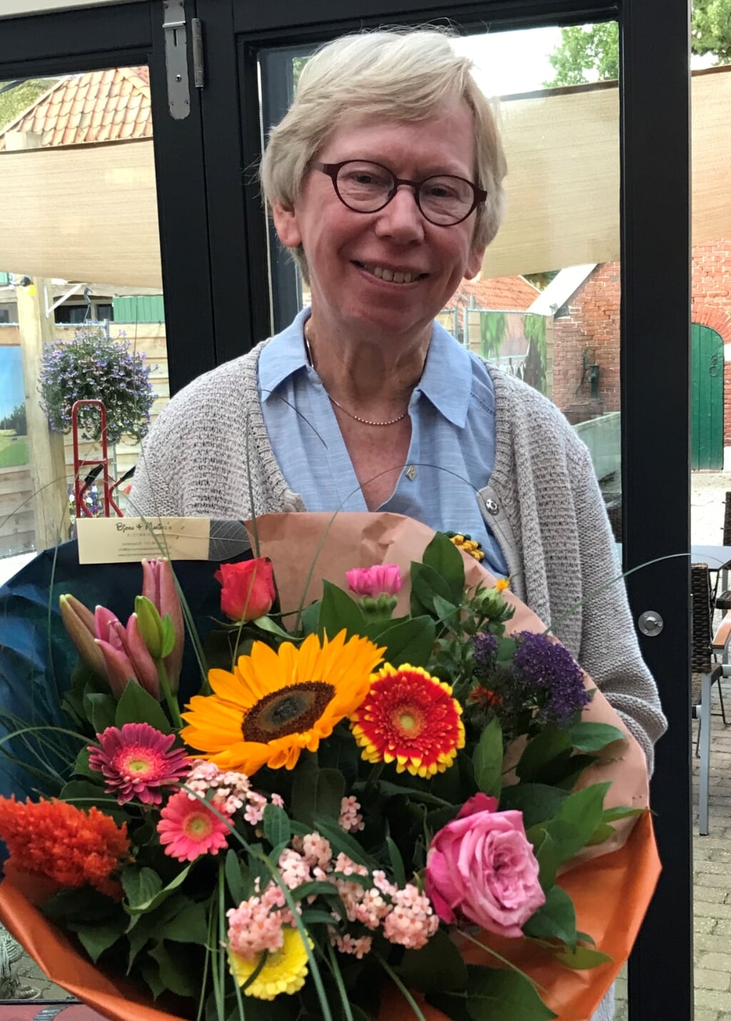 Tine Rouwenhorst kreeg een bloemetje voor haar tien jaar inzet. Foto: PR