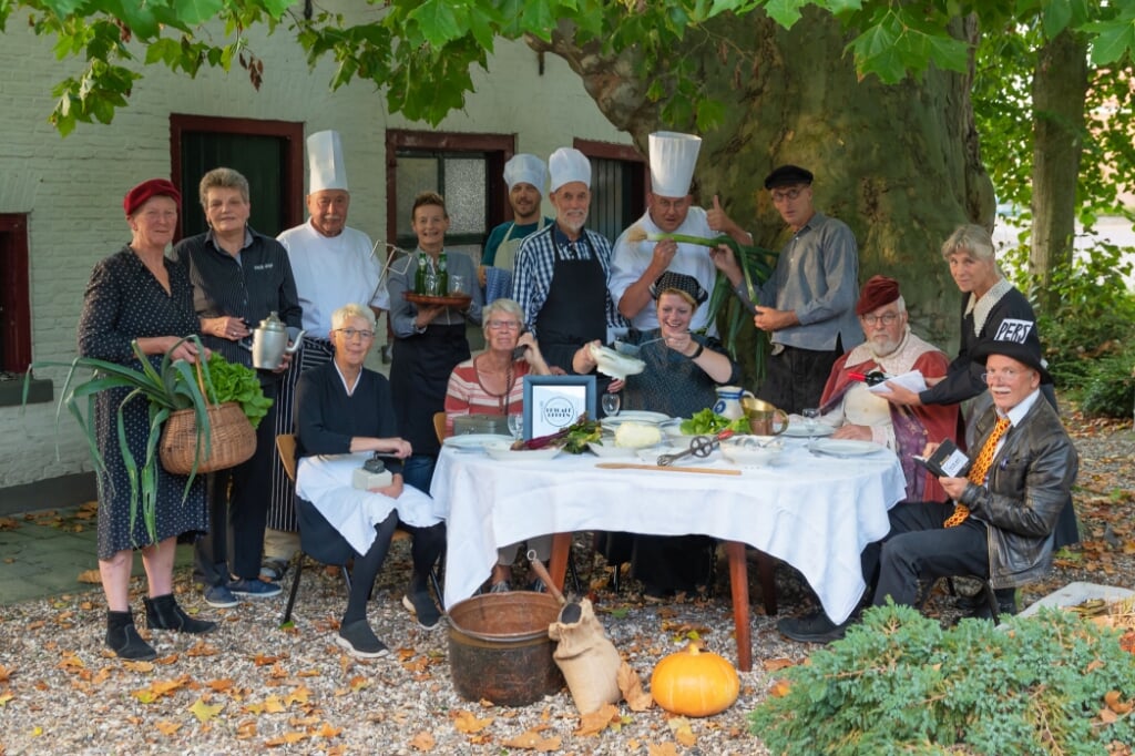 De kookgroep onder de ruim 170-jarige plataan, bij het 25ste diner van Eetcafé Rekken. Foto: FotoRia