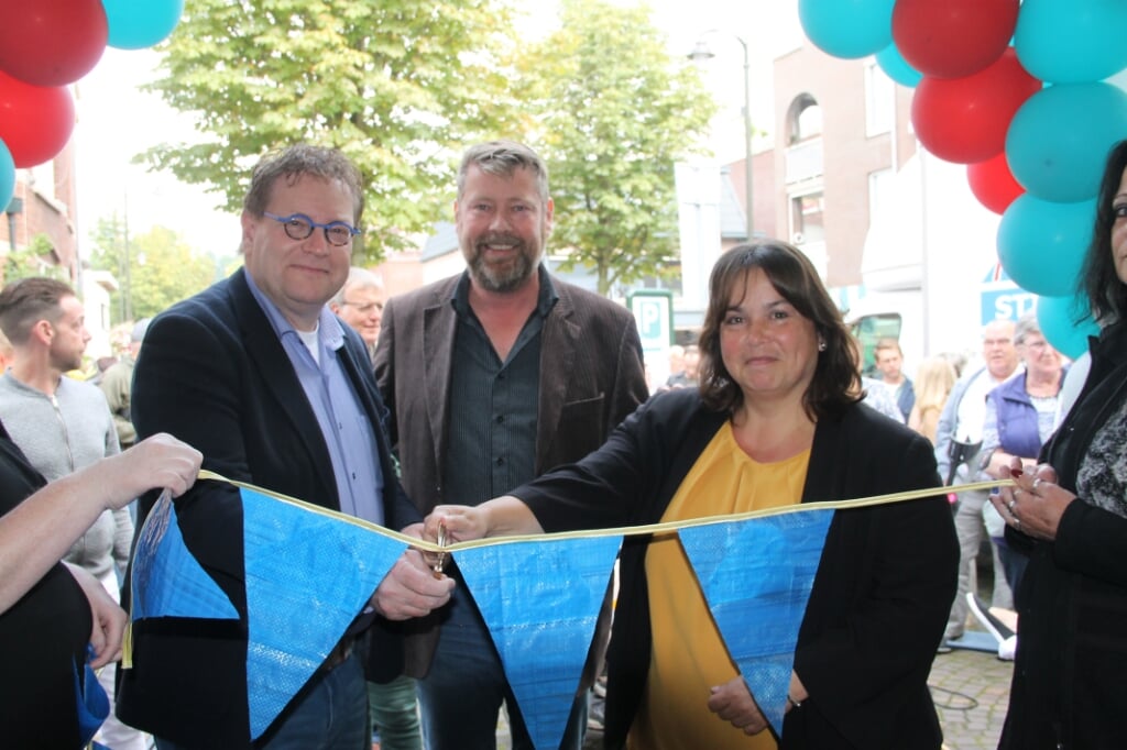 Wethouders Elvira Schepers en Henk Jan Tannemaat openen de Mini Manna winkel in Winterswijk terwijl directeur Steven Kroon toekijkt. Foto: Lineke Voltman