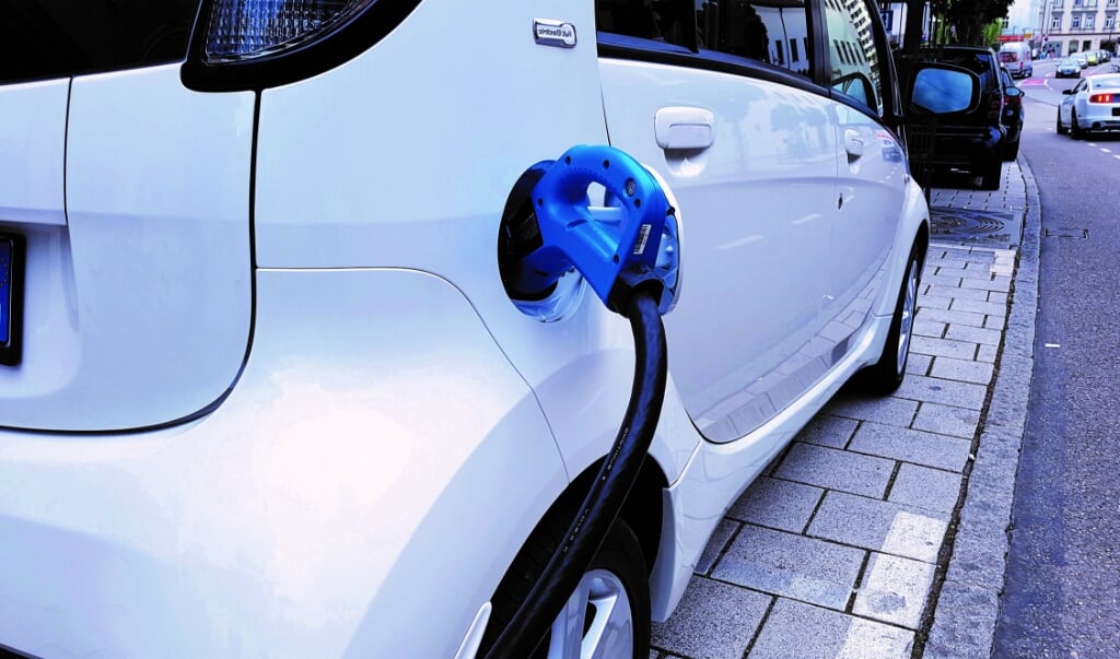 Tijdens de Experience day kunnen bezoekers hun hart ophalen aan een breed assortiment van elektrische auto's. Foto: PR
