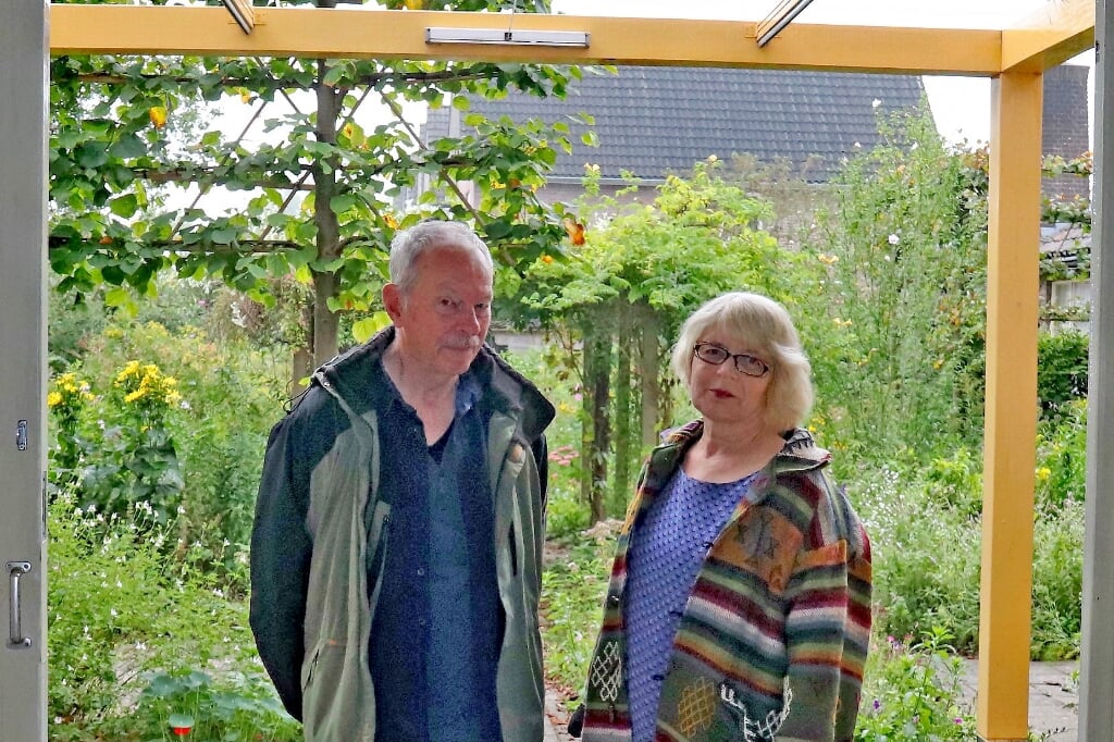 Irene Burger en Johan Mollenhof in een lege galerie met uitzicht op de tuin. Foto: Sander Grootendorst