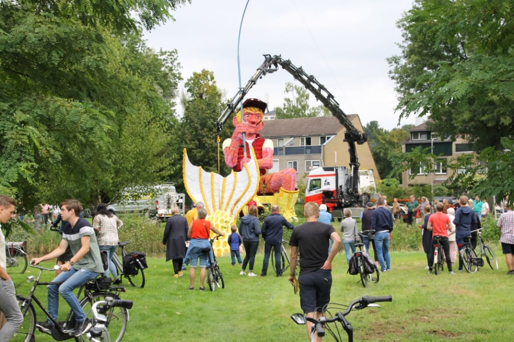 Kwintet legt onder grote belangstelling de laatste hand aan 'Beet!' in het Wentholtpark. Foto: Annekée Cuppers