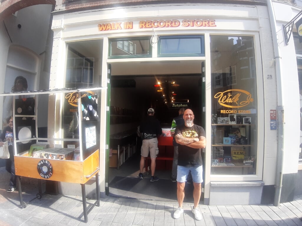 Bobby Huisman voor zijn platenzaak Walk-In aan de Beukerstraat. Foto: Rudi Hofman