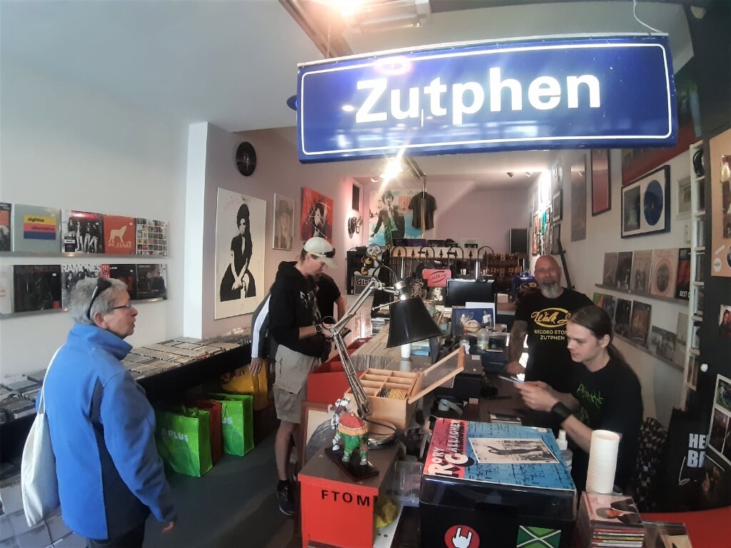 De open en toegankelijke uitstraling van Walk-In Zutphen aan de Beukerstraat lokt veel muziekliefhebbers naar binnen. Foto: Rudi Hofman