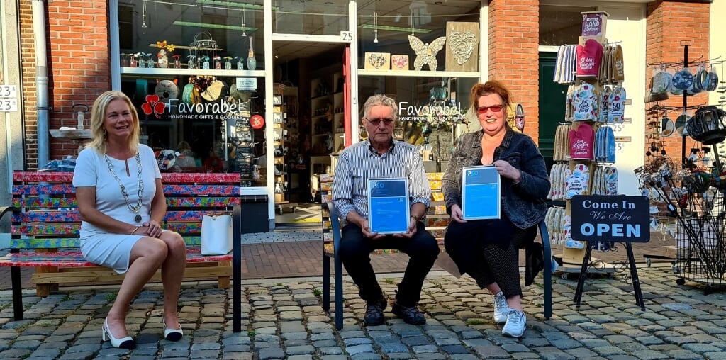 Burgemeester Annemieke Vermeulen reikt het PSO-certificaat uit aan Angela en Cees Bossenbroek, de eigenaren van Favorabel | WWIB Zorg op maat. Foto: PR