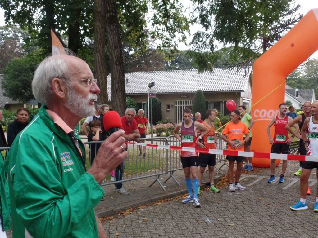 Jan Rood bedankte de deelnemers aan de Achtkastelenloop. Foto: Jan Hendriksen