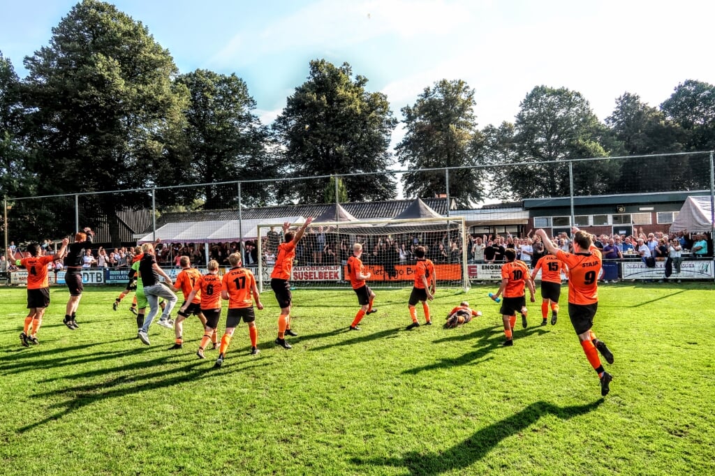 De spelers van Keijenburgse Boys vieren een feestje met de supporters. Foto: Luuk Stam
