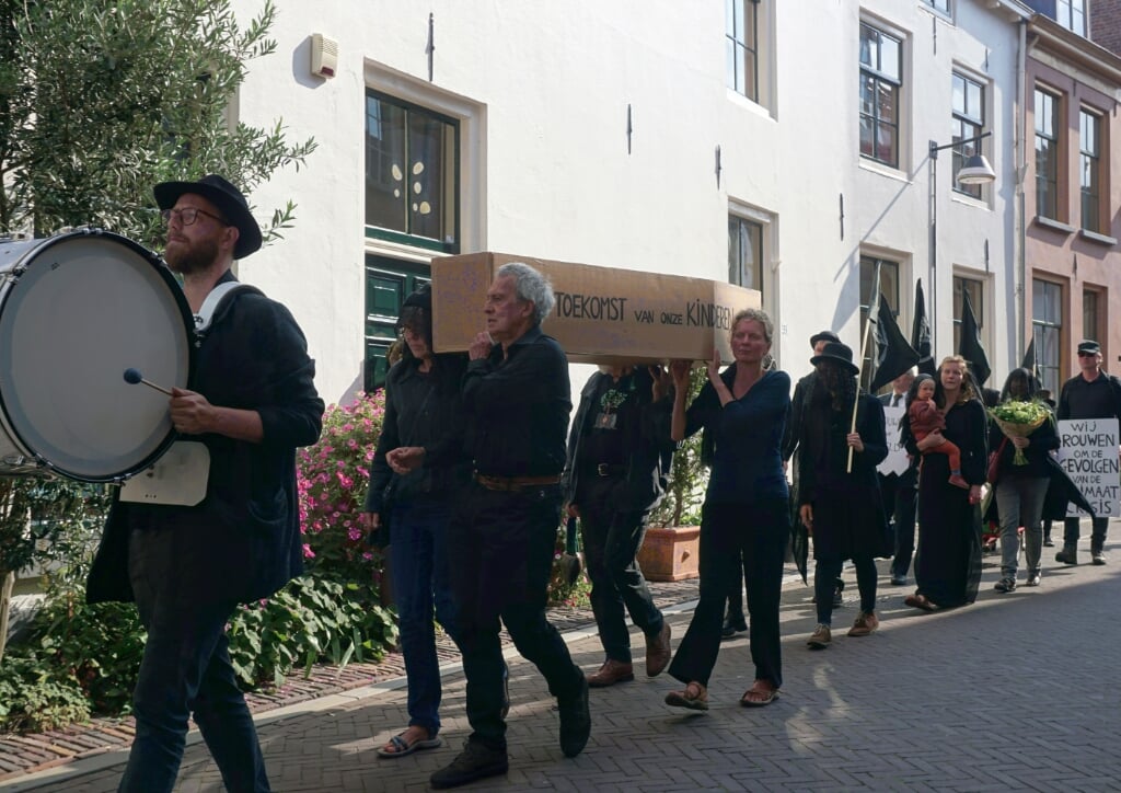 Leden en sympathisanten van Extinction Rebellion Zutphen in een stemmige rouwstoet door Zutphen om aandacht te vragen voor de klimaatcrisis. Foto: Levi Damsma
