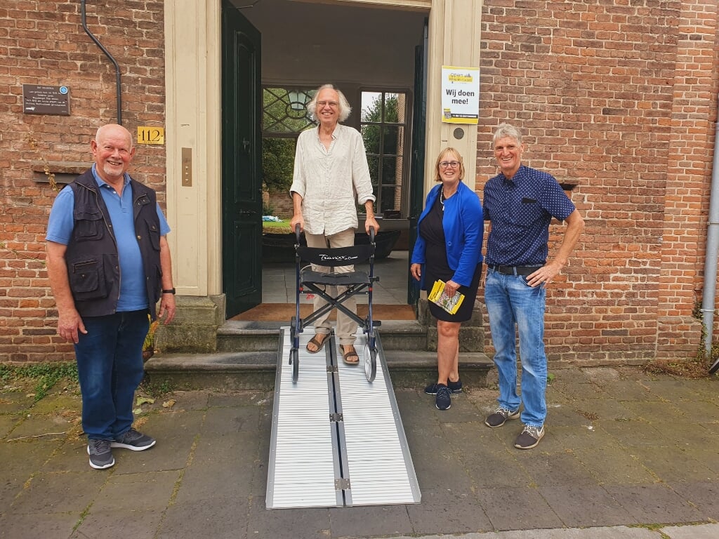 Dat Bolwerck is rolstoeltoegankelijk gemaakt. V.l.n.r.: Jan Westerik (Gilde), Vincent Peppelenbosch (Dat Bolwerck), Ineke Hissink-Kapper (voorzitter Open Monumentendag) en Ab Braakman (gemeente Zutphen). Foto: PR