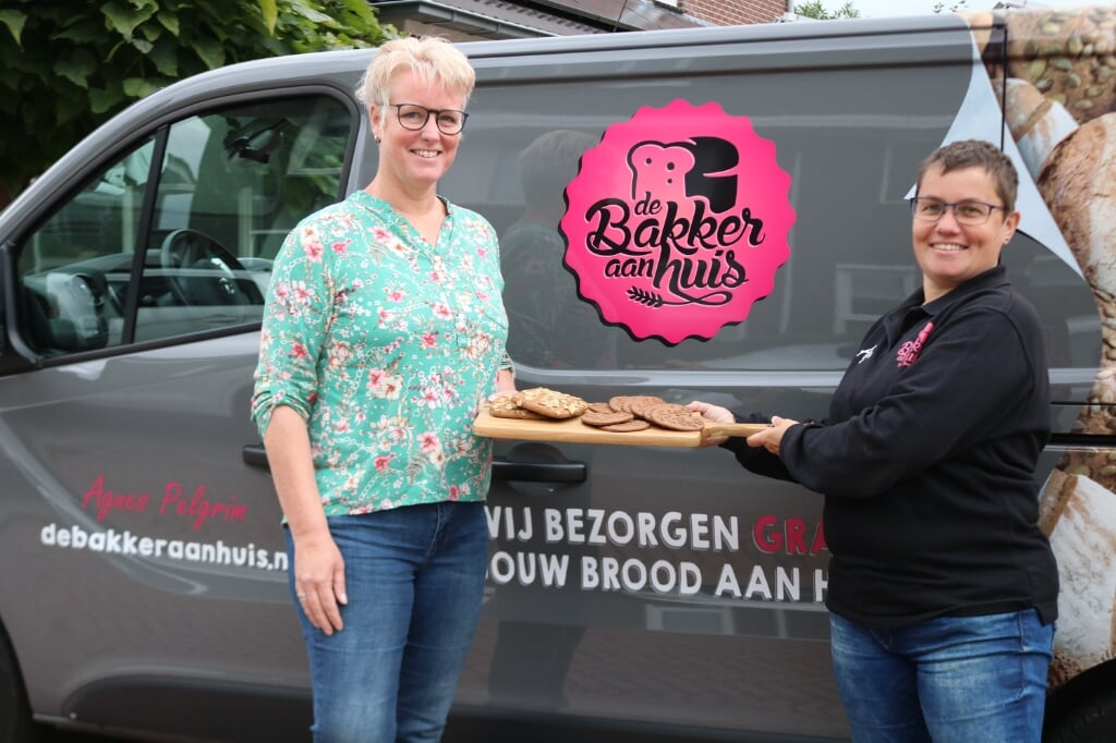 Trudy Koning ter Heege-Jonkman en Agnes Pelgrim met de speculaasbrokken en hartjes. Foto: Arjen Dieperink