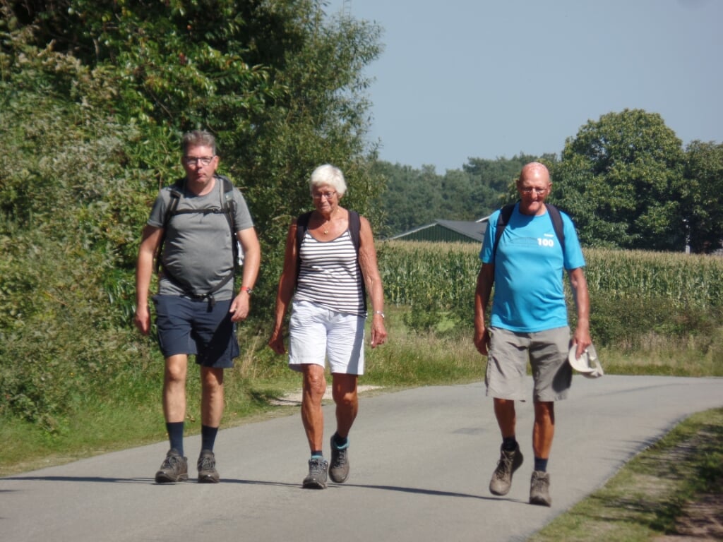 De Friese wandelaars Romke van der Veen en Feikje en Wopke Schregardus in de Mosselse Enk die aan de dertig kilometer deelnamen. Foto: Jan Hendriksen