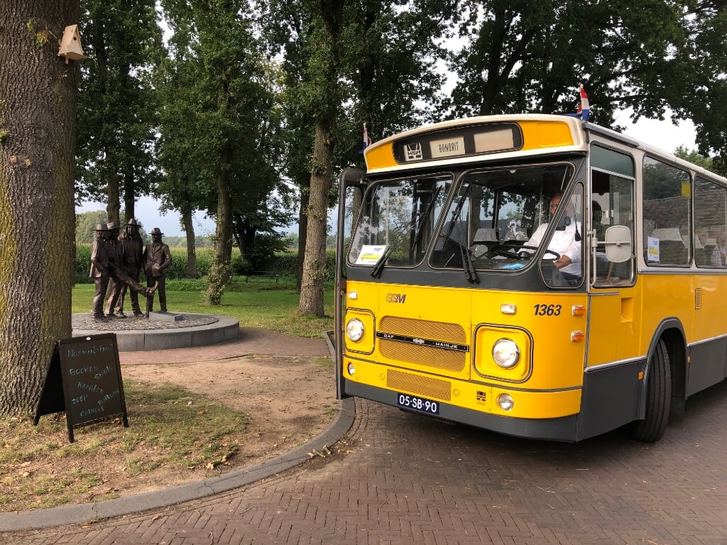 De busroutes werden bijzonder gewaardeerd door de gasten van de Zonnebloem; ze maakten mooie stops, zoals hier bij het Normaal-monument in Hummelo. Foto: Margo van Steen
