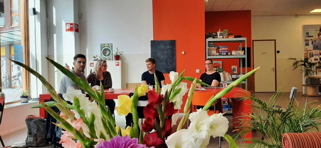 Aan de rode tafel vlnr: Willem Wallerbos, Ilse de Graaf, Stef Mensink en Neeltje Verpoorten. Foto: Meike Wesselink