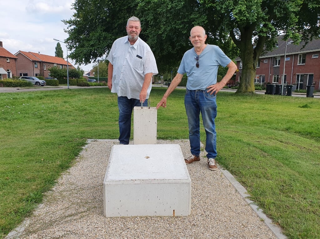 Theo Leemreize (links) en Jan Geerdinck in het Joep ter Haar Plantsoen, op de plek waar het monument 'Klein Engeland' zondag onthuld zal worden.