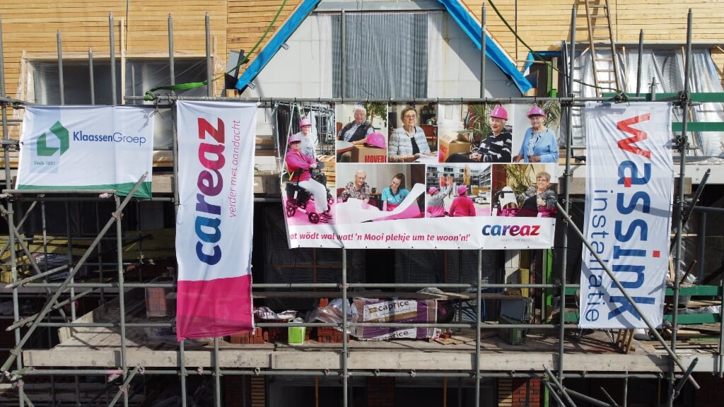 De banner van Careaz hangt aan de gevel van de nieuwbouw woon-zorgcomplex van Antoniushove. Foto: Jos Betting