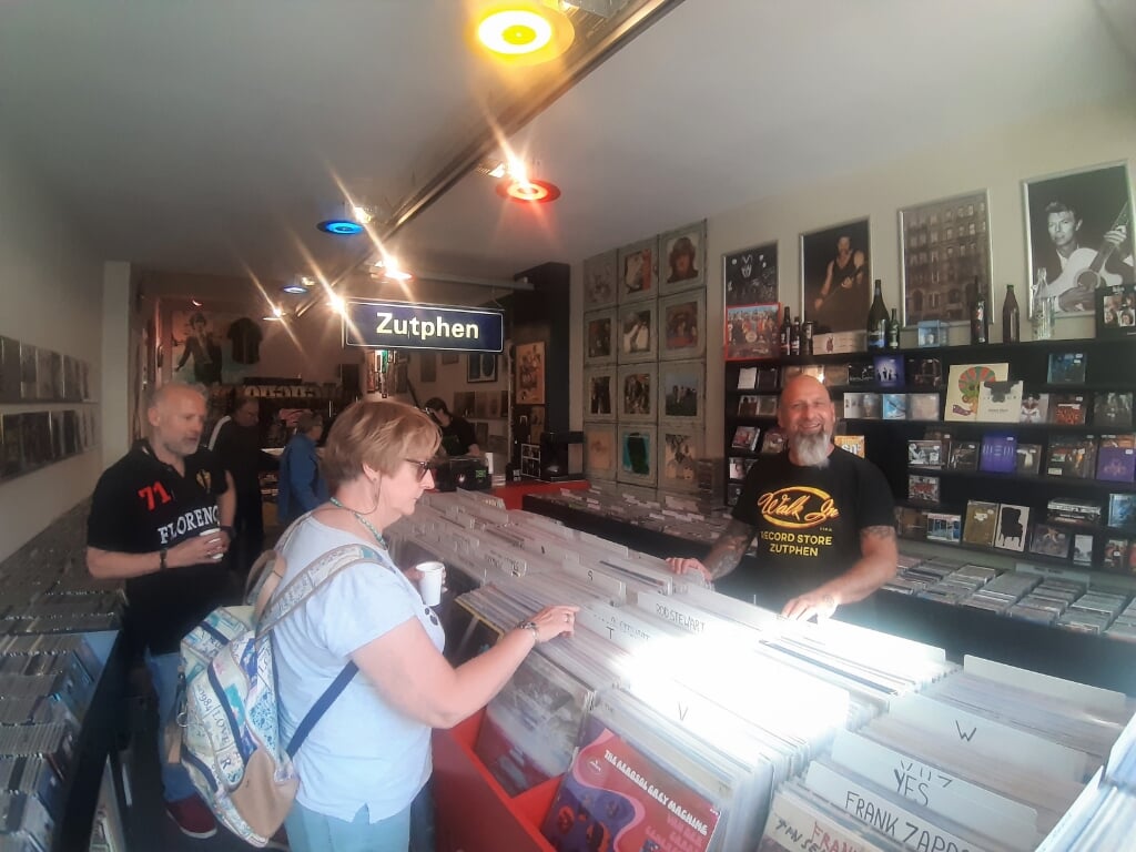 Lekker snuffelen in bakken vol lp's en cd's. ''Dat kun je online niet'', zegt Bobby Huisman van Walk-In Zutphen. Foto: Rudi Hofman