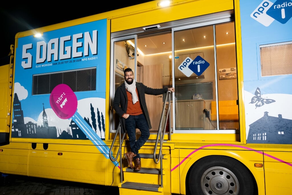 Waldy van Geenen presentator van Radio1-programma 5 Dagen, parkeert de bus deze week in Vorden. Foto: Hans Tak