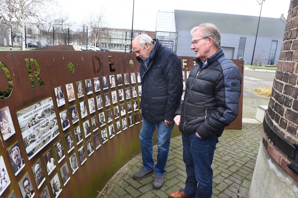links Wim  en rechts Ben Terwiel bij monument voor de arbeider DRU Industriepark Ulft. Foto: Roel Kleinpenning
