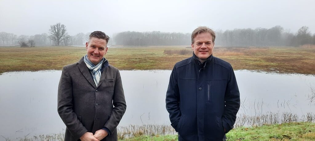 Pieter Omtzigt (rechts) laat zich bij natuurgebied Koolmandijk bijpraten door Walter Leemreize van het CDA Oost Gelre. Foto: Kyra Broshuis