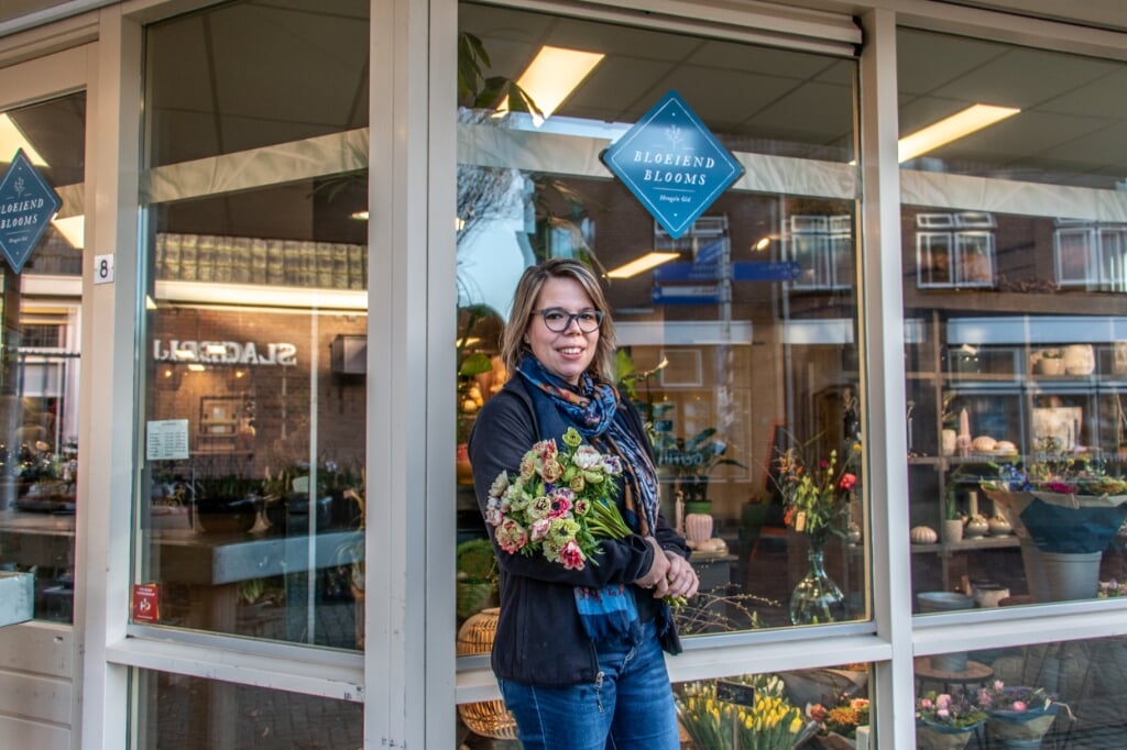 Tessa Vossers heeft de bloemenzaak Bloeiend Blooms genoemd. Foto: Liesbeth Spaansen