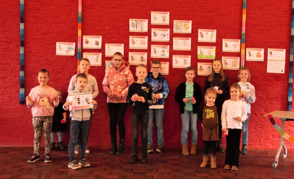 De trotse winnaars bij de prijsuitreiking van de kleur-tekenwedstrijd van Dorpshuis de Huve. Foto: PR