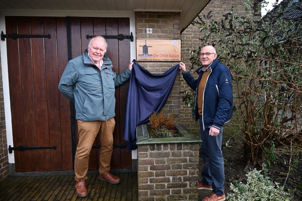De voorzitters Jaap van Gijssel (l.) en Frans Geurtsen onthullen het naambord op het kerkje van de Vrijzinnig Hervormde kerk aan de Banninkstraat. Foto: PR