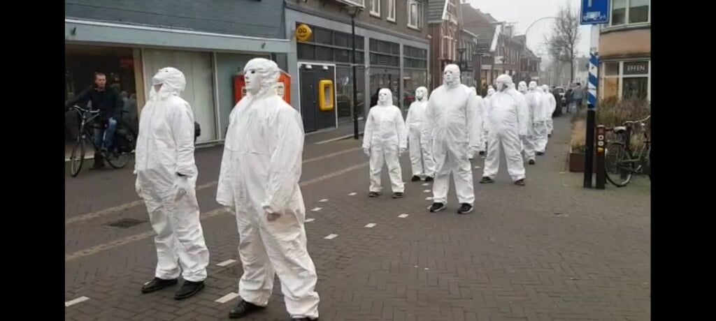 'Witte pakken' demonstreren op 15 januari in Aalten tegen de coronamaatregelen. Foto: Rick Bussink