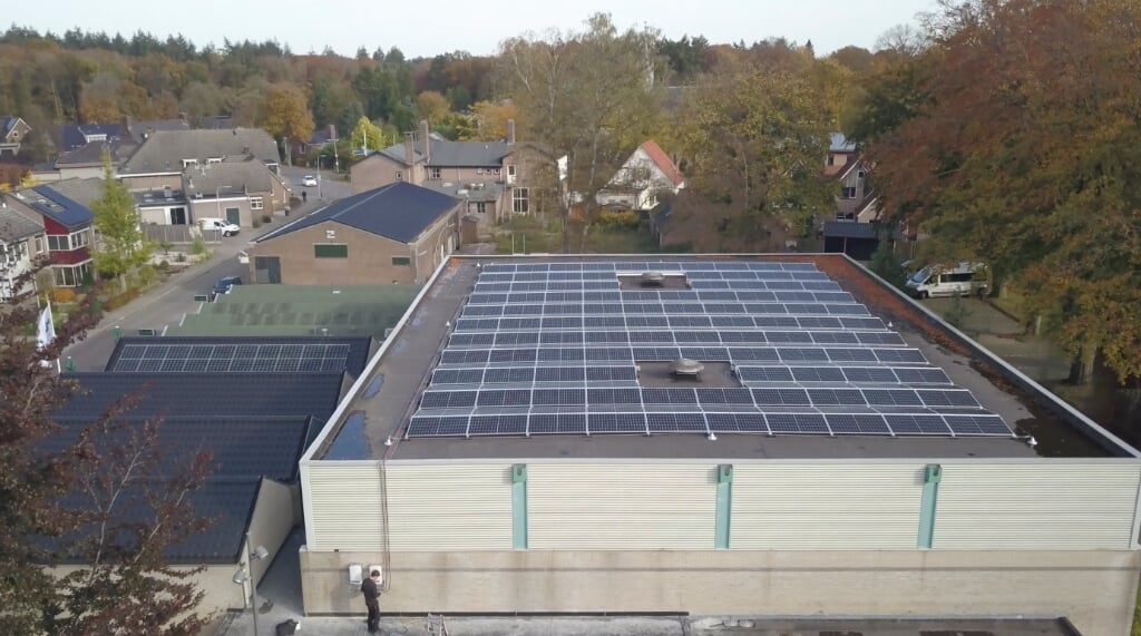 De zonnepanelen op het dak van 't Onderschoer. Foto: Lochem Energie
