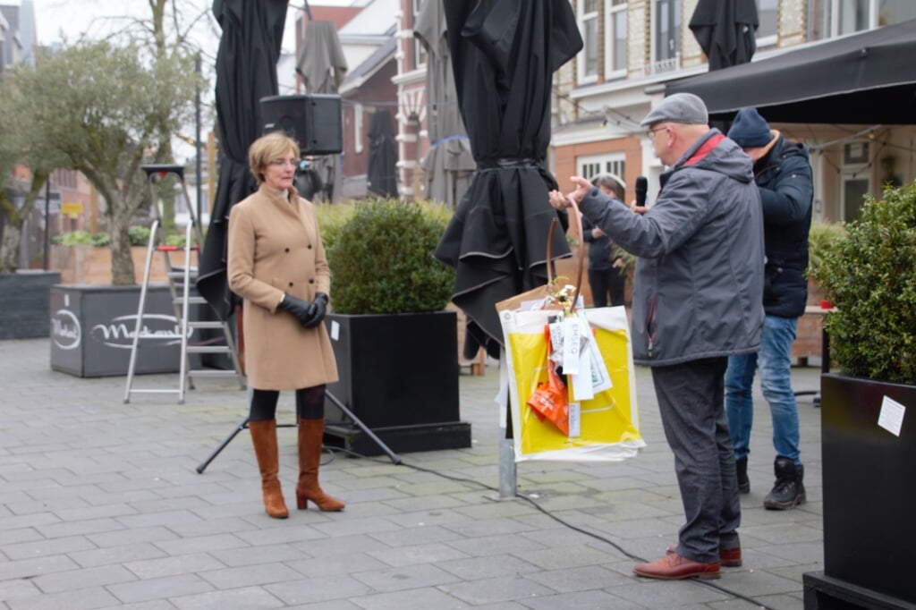 Benno Voorhuis (rechts) levert symbolisch de sleutels van de getroffen ondernemers uit Oost Gelre in bij burgemeester Annette Bronsvoort. Foto: Annekée Cuppers