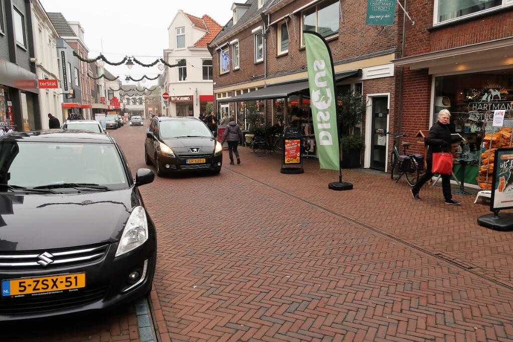 Weer gezellige winkeldrukte in de Beltrumsestraat in Groenlo. Foto: Theo Huijskes