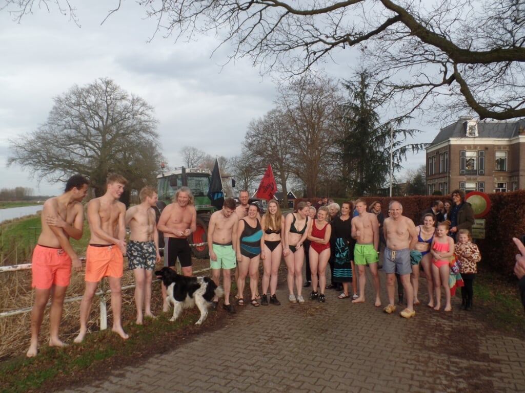 Voor de duik werd een groepsfoto van de dapperen gemaakt. Foto: Jan Hendriksen 
